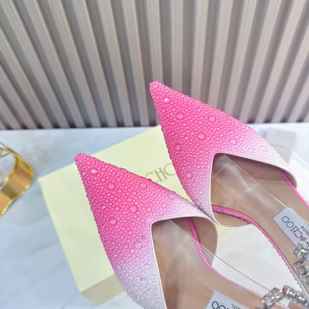 👟👟Ex-factory price 720👟👟 JIMMY CHOO (Jimmy CHOO) 💝💝💝 is a very comprehensive and noble fashion lifestyle brand. It has a series of women's high-heeled, medium-heeled, flat-heeled sandals with the same strap from major fashion bloggers and celebrities in Hong Kong and the United States.  The Australian pointed toe, round toe and square toe series are simply beautiful. Fall in love with elegance and playful sense of the future. Just by looking at them, you want to own them immediately, but you can really think about a pair of exquisite high heels~~~~~~~~~~~~~~~~~ 💝This series is specially designed for extraordinary and indifferent ladies, thus creating a unique overall effect, Jimmy Choo Design products that inspire women to move forward and show their charm💝💝💝 1⃣️Material: Imported silk hot diamond 2⃣️Inner: Imported Italian lambskin, super soft and delicate 3⃣️Outsole: Imported Italian original original color genuine leather outsole Heel height 10.cm (8.5/6.5cm can be made) 4⃣️Code number: 35-39 (34.40.41.42 customized)